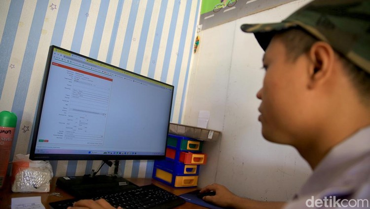 Internet jadi ‘Urat Nadi’ di Puskesmas Pengaron Puskesmas Pengaron yang berjarak sekitar 60 kilometer dari pusat kota Banjarbaru masih bisa dikatakan terisolir. Bagaimana tidak, akses internet disana terbilang cukup langka dan susah.