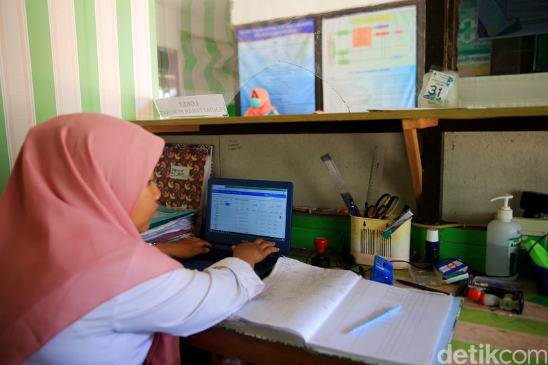 Puskesmas Pengaron yang berjarak sekitar 60 kilometer dari pusat kota Banjarbaru masih bisa dikatakan terisolir. Bagaimana tidak, akses internet disana terbilang cukup langka dan susah.