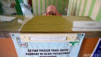 Di puskesmas ini koneksi internet menjadi penting dan salah satu fungsinya adalah untuk pengisian data pasien BPJS, termasuk masalah perujukannya. Data ini harus diisi secara online agar lebih mudah dipantau.