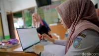 Puskesmas Pengaron yang berjarak sekitar 60 kilometer dari pusat kota Banjarbaru masih bisa dikatakan terisolir. Bagaimana tidak, akses internet disana terbilang cukup langka dan susah.