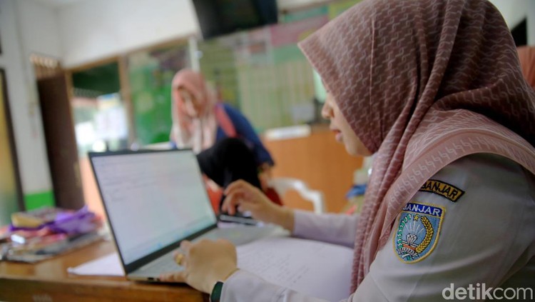 Puskesmas Pengaron yang berjarak sekitar 60 kilometer dari pusat kota Banjarbaru masih bisa dikatakan terisolir. Bagaimana tidak, akses internet disana terbilang cukup langka dan susah.
