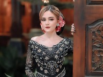 5 Potret Irenne Ghea yang Viral Karena Jadi Sinden Berparas Bule