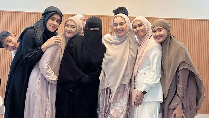 Irish Bella gelar pengajian rutin.