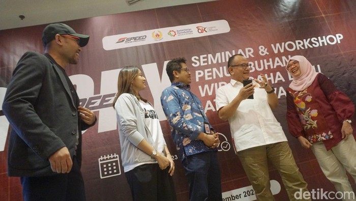 Jakarta Komite olahraga Nasional Indonesia (KONI) Jawa Barat melalui Bidang Mobilisasi Sumber Daya memberikan bekal ilmu kewirausahaan para para atlet berprestasi melalui kegiatan Seminar dan Workshop di Bandung.