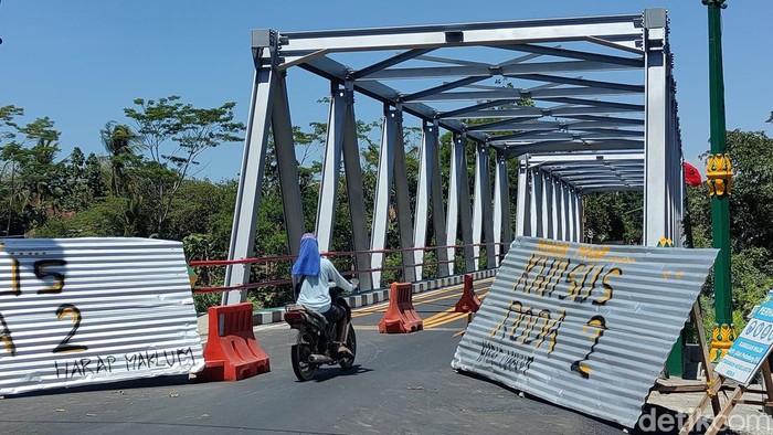 Pemotor melintas di Jembatan Glagah, Kulon Progo, DIY, Jumat (15/12).