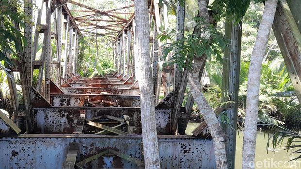 Jembatan rel KA Banjar-Cijulang blok Margacinta, Kecamatan Cijulang menuju Kecamatan Parigi