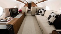 Jet pribadi Kim Kardashian juga dilengkapi dengan sofa panjang untuk bersantai. Foto: Gulfstream