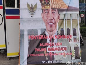 Potret 2 Baliho Jokowi Alumnus UGM yang Kini Telah Dicopot