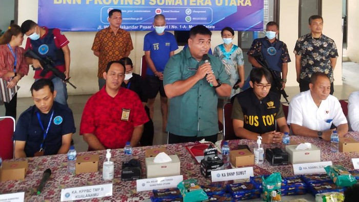 Kabid Pemberantasan BNNP Sumut AKBP Denny Rihar Situmorang saat merilis kasus pengungkapan narkoba. (Foto: Dok. BNNP Sumut).