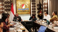Deputi Bidang Koordinasi Infrastruktur dan Transportasi Kementerian Koordinator Bidang Kemaritiman dan Investasi Rachmat Kaimuddin, Wakil Ketua Umum Koordinator Bidang Kemaritiman, Investasi, dan Luar Negeri Kadin Indonesia Shinta W Kamdani, dan Ketua Kadin Energy Transition Task Force Anthony Utomo hadir dalam diskusi di Menara Kadin Indonesia, Jumat (15/12/2023).