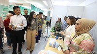 Setelah itu, Kaesang menyempatkan diri untuk berkeliling ke berbagai stand. Sesekali ia juga berbincang dengan beberapa pelamar kerja yang ada.