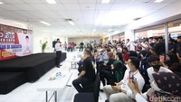 Pantauan detikcom di Career Expo PSI, Big Space A Lantai 4, Mal Mangga Dua, Jakarta Pusat pada Jumat (15/12/2023), Kaesang ditemani istrinya Erina Gudono disambut oleh ratusan calon pelamar kerja.