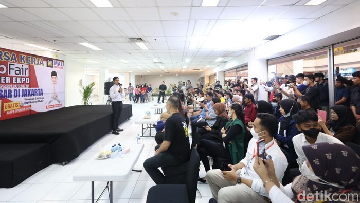Kaesang Buka Job Fair di Mangga Dua, Pencari Kerja Antre Panjang Ketua Umum Partai Solidaritas Indonesia Kaesang Pangarep membuka Job Fair Career Expo 2023 yang berlangsung di Mangga Dua Mal, Jakarta, Jumat (15/12/2023). Job Dair Caree Expo 2023 yang berlangsung hingga Sabtu (16/12) ini membuka ratusan lowongan pekerjaan bagi para pencari kerja.