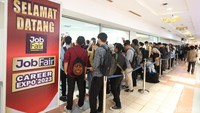 Ratusan calon pelamar kerja antre panjang untuk menghadiri job fair tersebut.