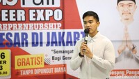 Dalam peresmiannya, Kaesang pun juga ikut memotong pita, tanda dibukanya bursa lapangan kerja tersebut.