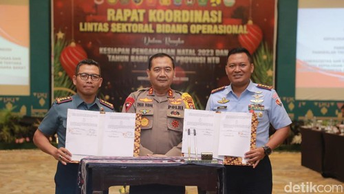 Kapolda NTB Irjen Raden Umar Faroq (tengah) pimpin Rapat Koordinasi Lintas Sektoral Bidang Operasional dalam Rangka Kesiapan Pengamanan Natal 2023 dan Tahun Baru 2024 di Mataram, Kamis (14/12/2023). (Ahmad Viqi/detikBali)