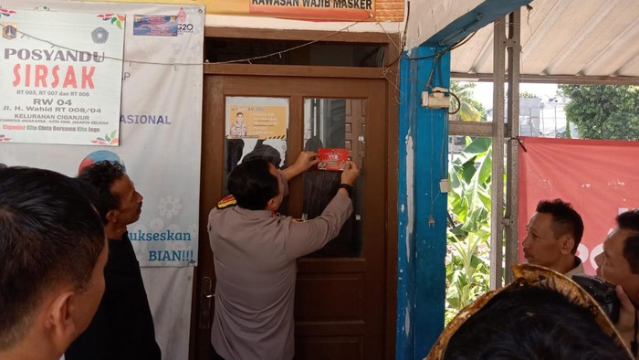 Kapolres Jaksel Kombes Ade Ary Syam Indradi melakukan asistensi siskamling di wilayah Jagakarsa