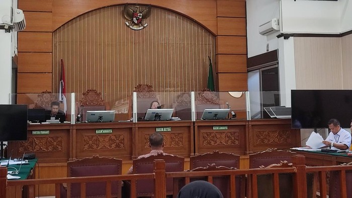 Kasubnit 4 Subdit III Dittipidkor Bareskrim Polri Denny Siregar dihadirkan sebagai saksi dari  pihak Polda Metro Jaya dalam sidang praperadilan  melawan Ketua nonaktif KPK Firli Bahuri di PN Jaksel, Jakarta Selatan, Jumat (15/12/2023).