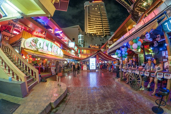 Kawasan nana Plaza Bangkok,area hiburan malam terbesar di Thailand