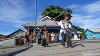 detikcom bersama BAKTI  Kementerian Komunikasi dan Digital (Komdigi) mengadakan program Tapal Batas mengulas perkembangan ekonomi, wisata, infrastruktur, wisata, dan teknologi di wilayah 3T setelah adanya jaringan internet di beberapa wilayah terdepan Indonesia. Untuk mengetahui informasi dari program ini ikuti terus berita tentang Tapal Batas di tapalbatas.detik.com! Rafida Fauzia/detikcom