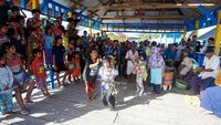 Penggiat dan pengurus sanggar Tarian Cakalele di Pulau Tolonuo, Mukhrid Kokodaka menceritakan Tarian Cakalele di Pulau Tolonuo memang sudah ada sejak zaman dahulu. Pada saat itu, nenek dan kakek moyang di Pulau Tolonuo memang sudah sering bertarung untuk memperebutkan wilayah antar suku. Dulunya perang atau saling membunuh antar suku menjadi suatu hal yang lumrah dan menjadi suatu kebanggaan. Karena itu mereka melampiaskannya dengan menari untuk perayaan.