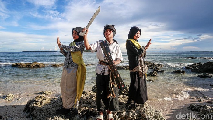 Keindahan Anak-anak di Timur RI Menarikan Cakalele Anak-anak menarikan Tarian Cakalele di Pulau Tolonuo, Halmahera Utara, Maluku Utara.