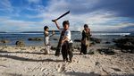 Terpesona Anak-anak di Timur RI Menarikan Cakalele