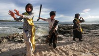 Mukhrid mengatakan adapun ketiga anak yang tampil menyambut di dermaga, mereka juga anak-anak yang terpilih dan memang sudah berlatih. Lebih lanjut, gerakan-gerakan ini ada seperti lompatan, maju menyerang, mundur atau menyamping. Mereka melampiaskan rasa kemenangan dengan menari meloncat-loncat.