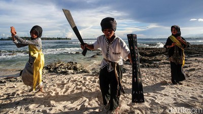 Terpesona Anak-anak di Timur RI Menarikan Cakalele