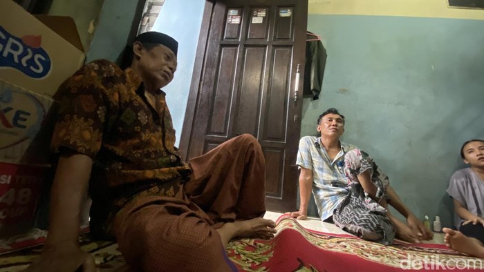 Keluarga Suwarti, pasien yang ditemukan tewas di kamar mandi Pondok milik Gus Samsudin Blitar.