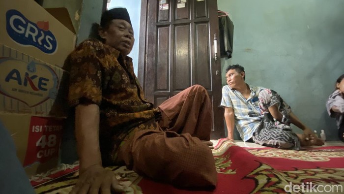 Keluarga Suwarti, pasien yang ditemukan tewas di kamar mandi Pondok milik Gus Samsudin Blitar.