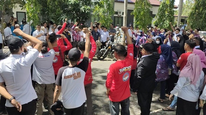 Kepala desa di Sidrap seruduk kantor Bupati Pinrang terkait Alokasi Dana Desa (ADD).