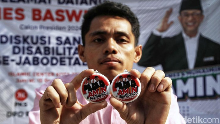 Sejumlah warga disabilitas mengikuti kegiatan kampanye Capres 01 Anies Baswedan bersama Komunitas Disabilitas se-Jabodetabek di kawasan Islamic Center Bekasi Kota, Jumat (15/12/2023).