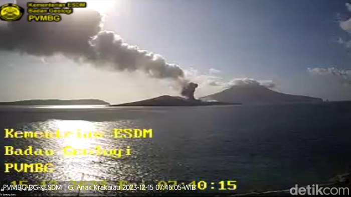 Kondisi erupsi GAK pada Jumat (15/12/2023) pagi