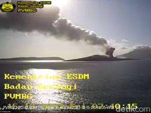 Gunung Anak Krakatau Erupsi, Warga Keluhkan Sakit Mata-Sesak Napas