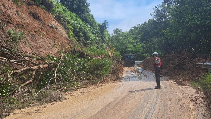 Kondisi terkini jalan longsor di Desa Pagaran Lambung, Taput. (dok. Polres Taput)