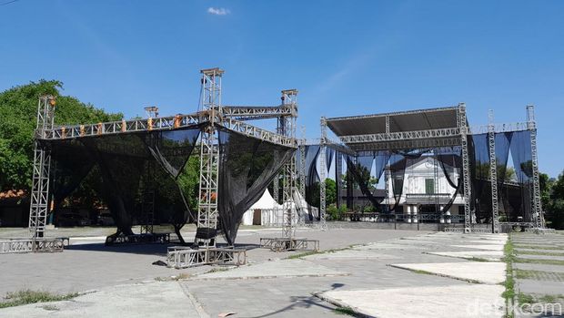 Kondisi panggung konser Solo 1st Popcorn Soft K-Pop Festival yang akan digelar Sabtu (16/12/2023) di Pura Mangkunegaran, Jumat (15/12/2023).