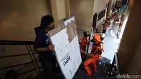 Logistik Pemilu itu masih dalam kondisi terbungkus plastik.