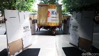 Sejumlah petugas menurunkan logistik Pemilu di GOR Benhil, Jakarta Pusat, Jumat (15/12/2023).