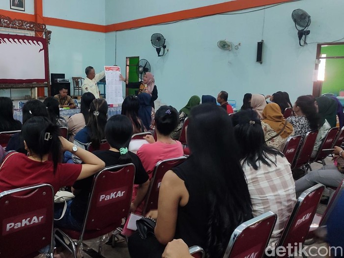 KPU Semarang menggelar sosialisasi kepada para pekerja hiburan malam di eks lokalisasi Sunan Kuning, Jumat (15/12/2023).