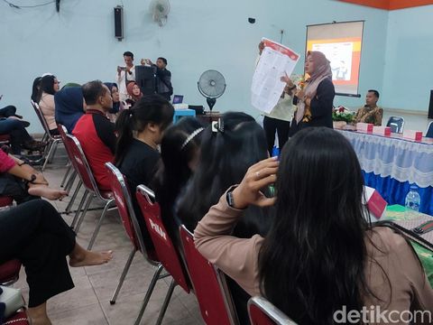 KPU Semarang menggelar sosialisasi kepada para pekerja hiburan malam di eks lokalisasi Sunan Kuning, Jumat (15/12/2023).