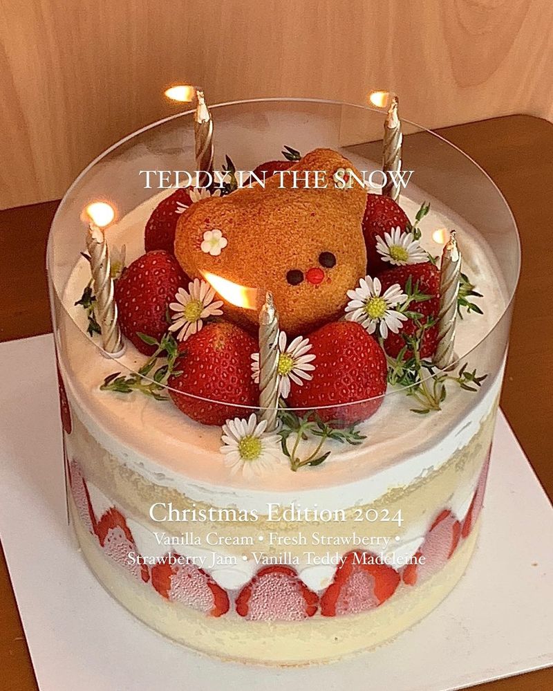 Rekomendasi whole cake cantik edisi Natal