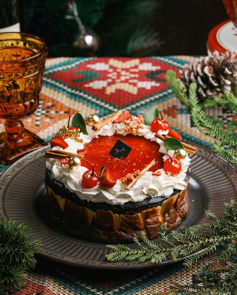Rekomendasi whole cake cantik edisi Natal