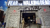 Untuk dapat menikmati semua wahana dan atraksi sepuasnya tak akan membuat kantong bolong. Tiket masuk Trans Studio Bali seharga Rp 200.000 untuk domestik dengan KTP Bali, Rp 275.000 untuk domestik, serta Rp 500.000 untuk wisatawan asing. Jika ingin mendapatkan akses khusus, traveler bisa mencoba akses VIP dengan tambahan biaya sebesar Rp 250 ribu.