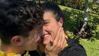 Keduanya tak segan untuk memamerkan kemesraan selama liburan di Bali. Lewat Instagram, mereka berdua mengunggah beberapa foto mesranya. (Instagram/@gemmpinto)