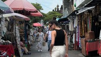Gemma pun tampak enjoy-enjoy saja jalan kaki menyusuri jalanan Bali. Kapan lagi bisa melihat kekasih pebalap MotoGP jalan-jalan di antara pedagang kaki lima di Bali? (Instagram/@gemmpinto)