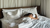 Gemma terlihat tidur sangat nyenyak di kamar hotel Four Seasons. Sepertinya dia betah. Jadi, kapan ajak Marc Marquez liburan ke Bali lagi Gemma? (Instagram/@gemmpinto)