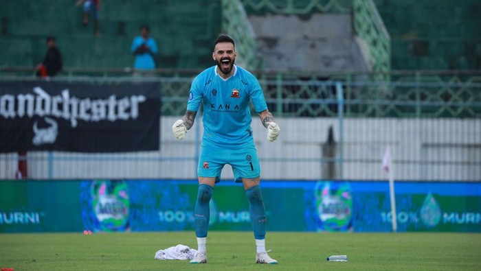 Kiper Madura United Lucas Frigeri
