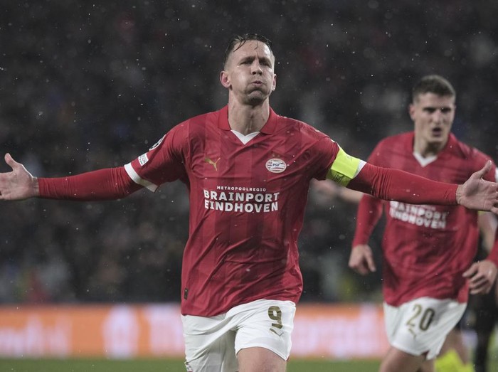 PSV's Luuk de Jong celebrates after scoring his side's opening goal during the Champions League, Group B soccer match between PSV Eindhoven and Lens, at Philips stadium in Eindhoven, Netherlands, Wednesday, Nov. 8, 2023. (AP Photo/Patrick Post)