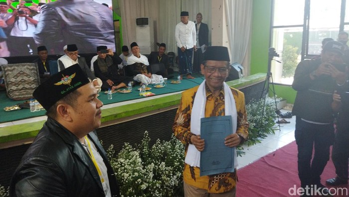 Mahfud Md menerima dukungan dari kelompok santri dan ulama yang menamakan diri sebagai ‘Barisan Lauhul Mahfud’.